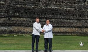 Presiden Republik Indonesia Prabowo Subianto dan Presiden Prancis Emmanuel Macron mengunjungi Candi Borobudur